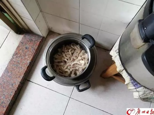老先生路邊撿到「一袋雞腸」 電鍋才剛煮完...警察按門鈴:吃下去就見閻羅王了!