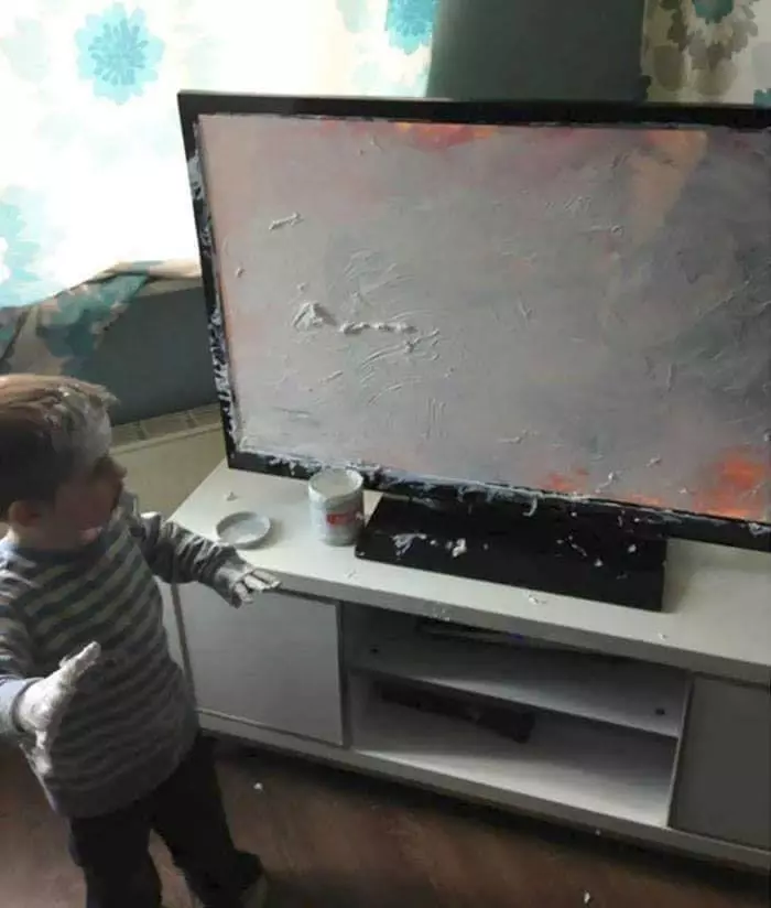 別放小孩一個人在家!19張照片證明「孩子比原子彈還可怕」 把老爸的鈔票全部變廢紙❤️️