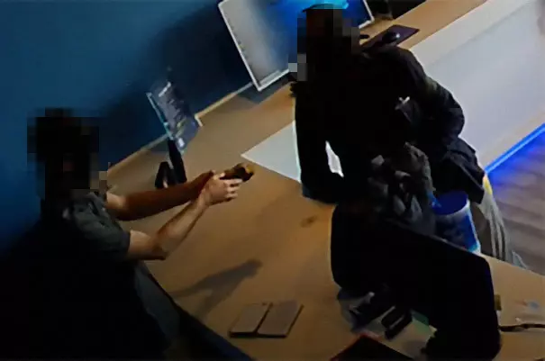 見聽障人來乞討...好心店員給了幾份零食 卻被留紙條反被嗆:你會拿這個給家人當晚餐?
