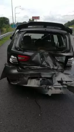 第二通道轎車7摩哆連環撞 不是油漬是下雨路滑!