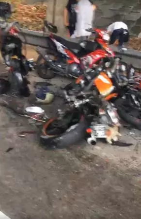 第二通道轎車7摩哆連環撞 不是油漬是下雨路滑!