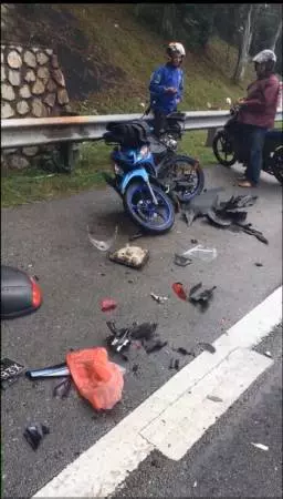 第二通道轎車7摩哆連環撞 不是油漬是下雨路滑!