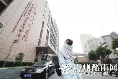 23歲女孩動手術變「四角葫蘆臉」被罵怪物!原本「半張臉都是痣還是超甜美」網友淚崩募款!