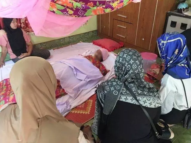 暴力丈夫大庭廣眾扯發踢頭 女子被活活打死 !