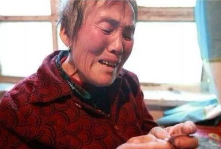 女子難產,婆婆跪求保大人,生完孩子,醫生趴床邊耳語:打110