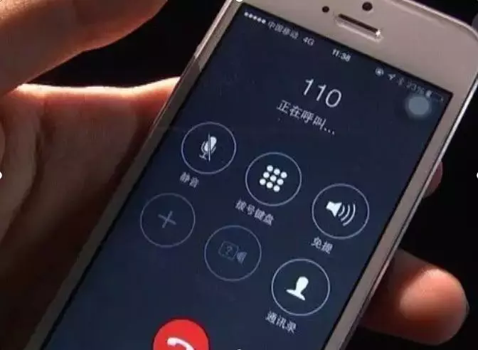 女子難產,婆婆跪求保大人,生完孩子,醫生趴床邊耳語:打110