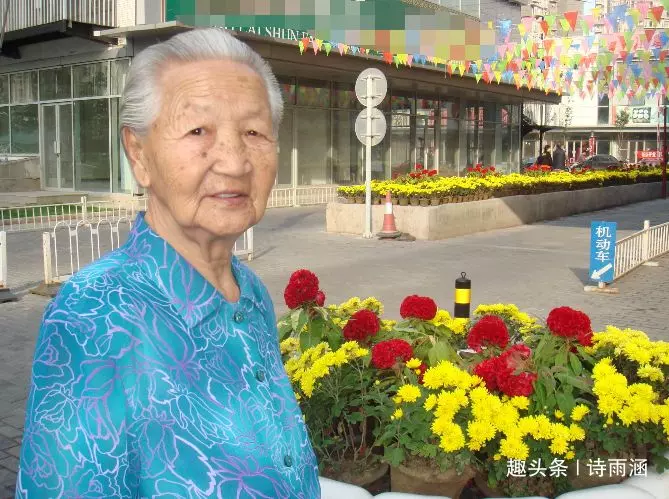 二胎再生女兒婆婆逼俺離了婚,三年後家裡來了輛車,開窗一瞧傻住