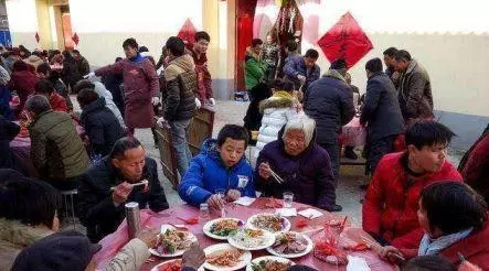 婆婆70歲大壽,老公回來看到妻子挺大肚子在廚房,婆婆怒掀桌子