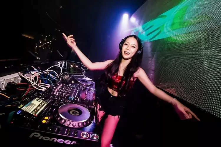 【擁有超甜酒窩の女神級DJ】大馬性感DJ-Joleen私下也美到冒泡!網民大呼:DJ SODA要靠邊站!