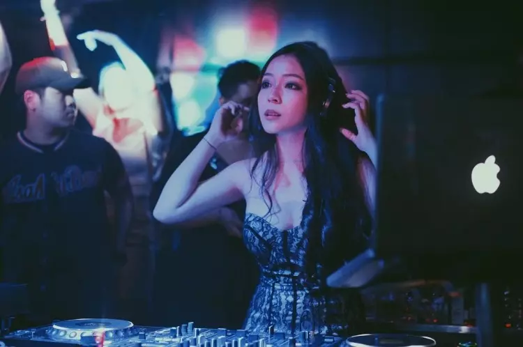 【擁有超甜酒窩の女神級DJ】大馬性感DJ-Joleen私下也美到冒泡!網民大呼:DJ SODA要靠邊站!