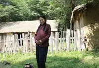 女子懷孕,婆婆趕她回娘家借錢,只拿回來燒餅,婆婆咬一口給五萬