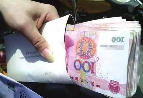 女子懷孕,婆婆趕她回娘家借錢,只拿回來燒餅,婆婆咬一口給五萬