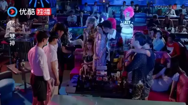 富二代仗著自己有錢老愛欺負同學,結果「這位同學」背景卻大有來頭!網友看完大喊:好爽!