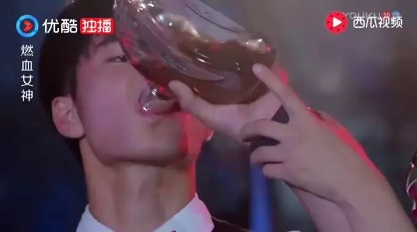 富二代仗著自己有錢老愛欺負同學,結果「這位同學」背景卻大有來頭!網友看完大喊:好爽!