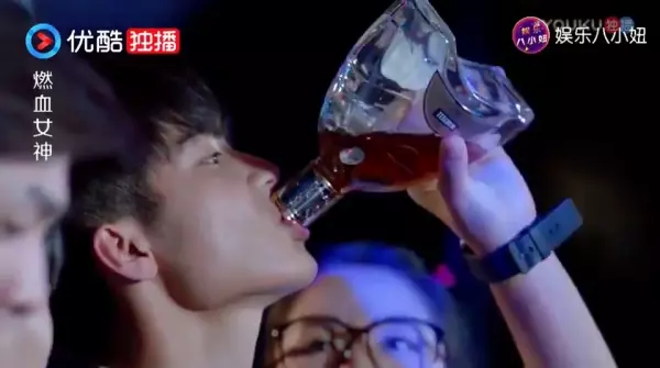 富二代仗著自己有錢老愛欺負同學,結果「這位同學」背景卻大有來頭!網友看完大喊:好爽!