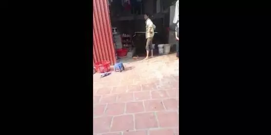 男孩為女友慶祝生日卻遭母親毒打,線民紛紛站隊母親:打得好~
