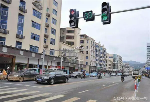 別再傻傻用D檔一直開車,自動擋汽車這樣開,起碼比平常省一半油