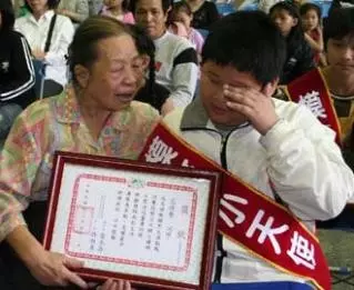 父母離異一走了之!少年與阿嬤「拾荒維生」住3坪房吃剩菜 上台一句「謝謝阿嬤」秒淚崩