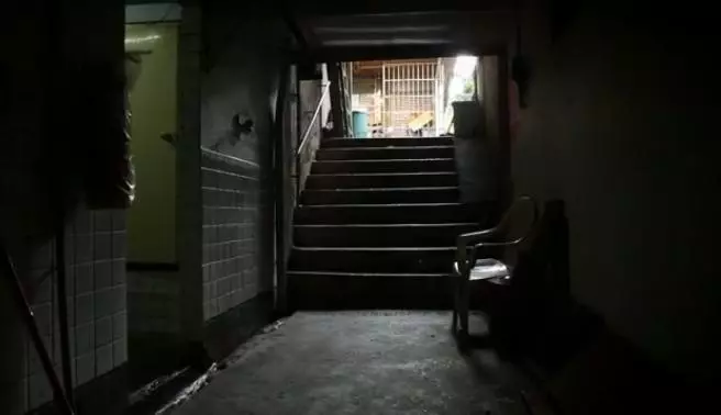 台北內湖驚見「地下穴居」老人擠10坪度晚年 三餐吃泡麵嘆:「兒女各自成家了....」