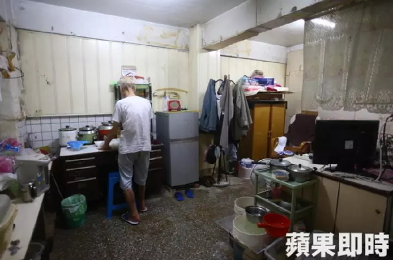 台北內湖驚見「地下穴居」老人擠10坪度晚年 三餐吃泡麵嘆:「兒女各自成家了....」