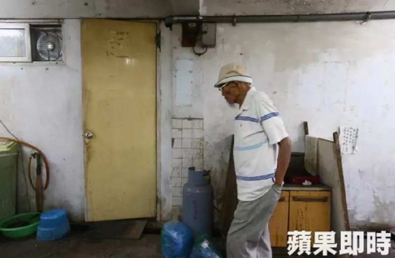台北內湖驚見「地下穴居」老人擠10坪度晚年 三餐吃泡麵嘆:「兒女各自成家了....」