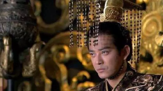 皇上要吃公雞下的蛋,大臣無計可施,幼童7字解決還當上了宰相