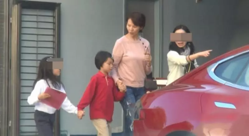 蔡少芬參加女兒學校親子活動,穿大媽裝素顏出鏡的她真的很接地氣
