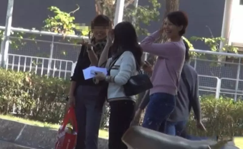 蔡少芬參加女兒學校親子活動,穿大媽裝素顏出鏡的她真的很接地氣