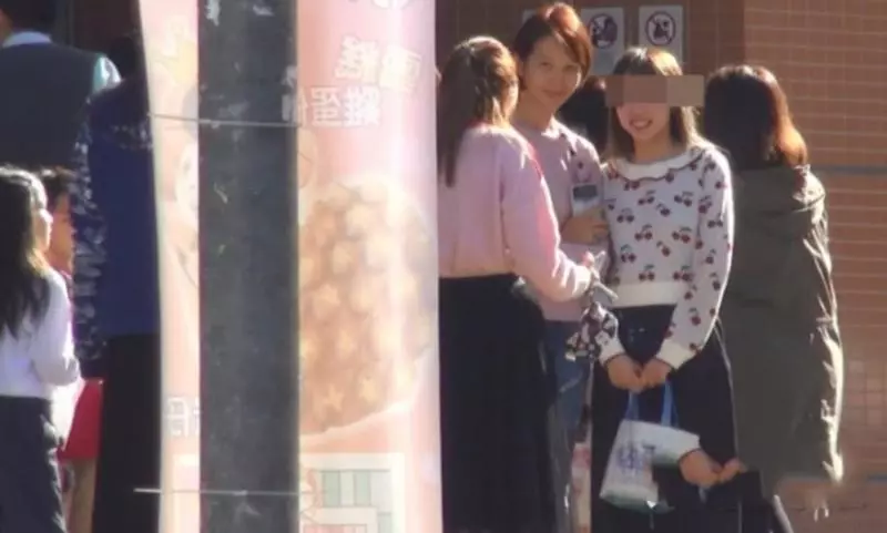 蔡少芬參加女兒學校親子活動,穿大媽裝素顏出鏡的她真的很接地氣
