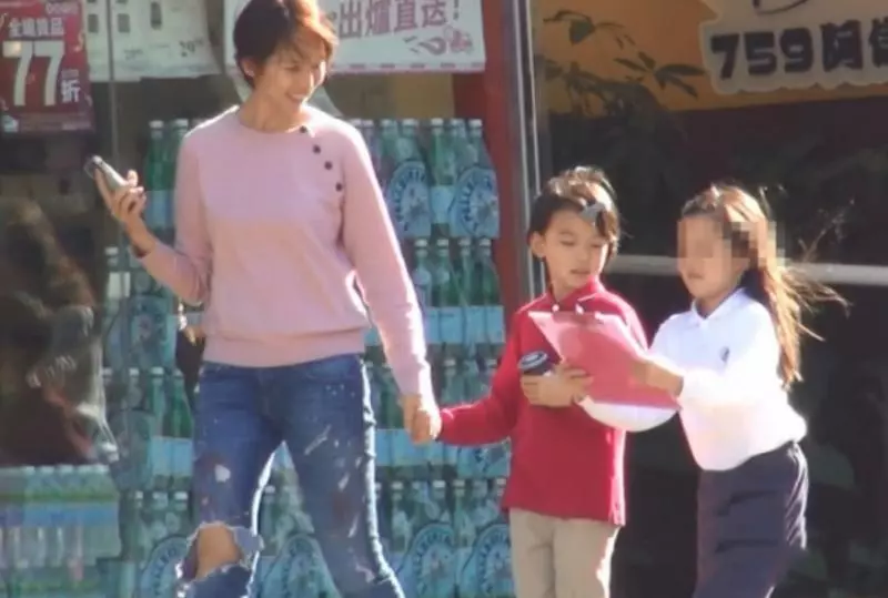 蔡少芬參加女兒學校親子活動,穿大媽裝素顏出鏡的她真的很接地氣