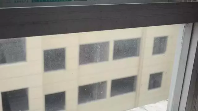 1年沒擦窗戶,玻璃非常髒!家政阿姨教我一招,玻璃乾凈又透亮!
