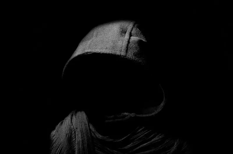 全身僵硬!阿兵哥半夜「舌頭被拉長」看醫生都沒用 急送到廟裡「乩童愣住」:連王爺也沒辦法