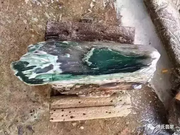 緬甸最近挖出一根長型物體,估計價值連城