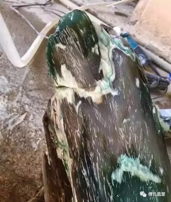 緬甸最近挖出一根長型物體,估計價值連城