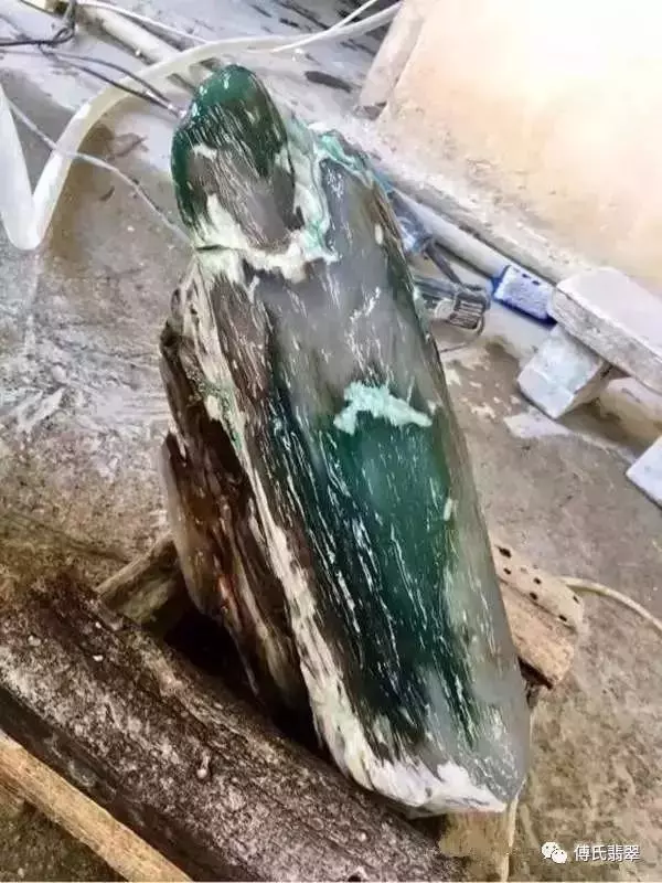 緬甸最近挖出一根長型物體,估計價值連城