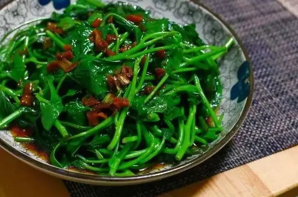 番薯葉能保護血管、清潔腸道、防貧血,改善便秘!但是不能這樣吃,趕快告訴家人~
