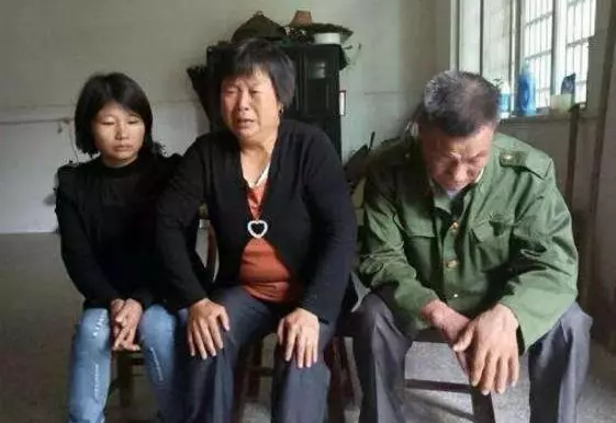 俺遠嫁後,五年沒回娘家,回去那天,看到爸媽,俺內心如針扎一般