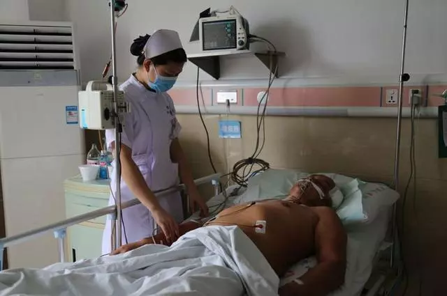 丈母娘每月花8千,女婿車禍她卻裝窮,女兒指了指女婿手,她傻了