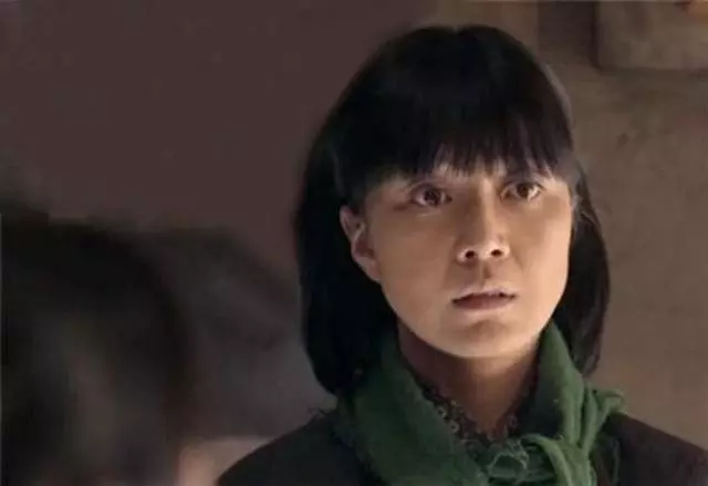 丈母娘每月花8千,女婿車禍她卻裝窮,女兒指了指女婿手,她傻了