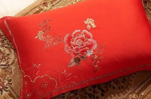 新婚夜後婆婆看了眼床單,給兒媳三萬,鋪床時一拿枕頭,婆婆愣了