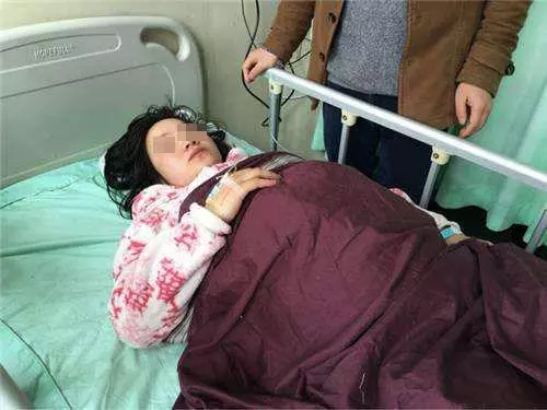 老婆難產去世,入土時兒子指指棺材,俺心生疑惑,打開看後樂壞了