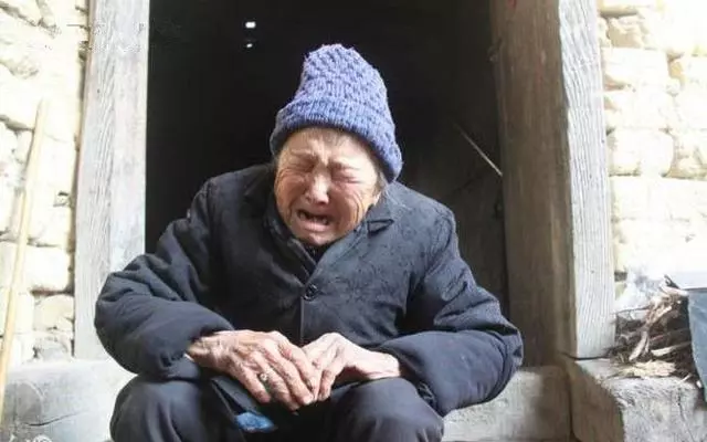 老婆害的我媽鼻青臉腫,剛要動手和她算帳,看見她的背卻捂緊了嘴
