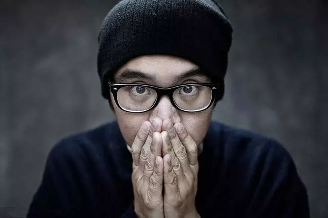 老婆害的我媽鼻青臉腫,剛要動手和她算帳,看見她的背卻捂緊了嘴