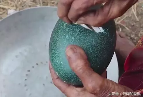 老奶奶撿到一個「綠殼殼」的蛋,用斧頭才能敲開,敲開後高興壞了