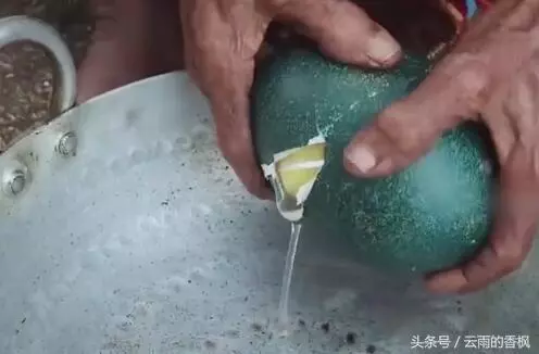 老奶奶撿到一個「綠殼殼」的蛋,用斧頭才能敲開,敲開後高興壞了