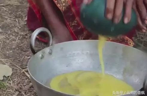 老奶奶撿到一個「綠殼殼」的蛋,用斧頭才能敲開,敲開後高興壞了