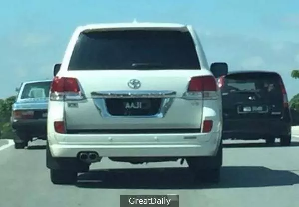 大馬土豪的名貴豪華車,車牌號碼都是1號,最後一張照片我傻眼了……