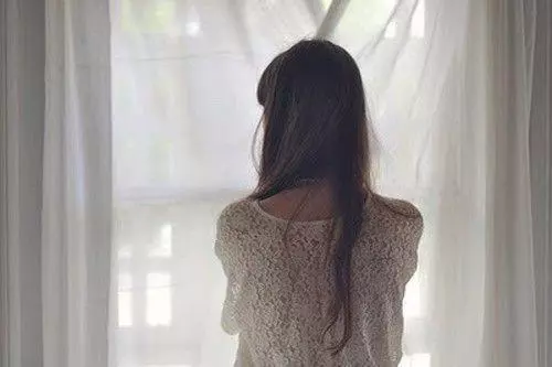 我二婚帶女兒嫁給現任男友,婚期將至,他讓我棄子結婚,我很無奈