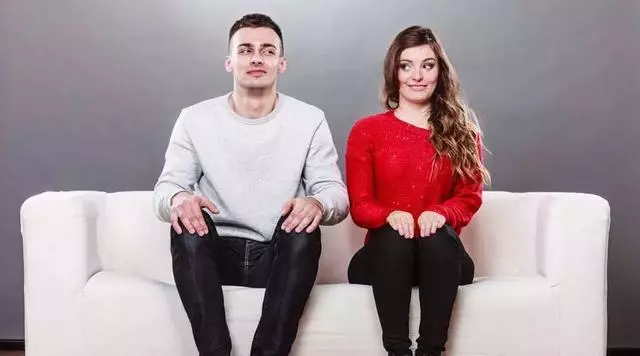 我二婚帶女兒嫁給現任男友,婚期將至,他讓我棄子結婚,我很無奈