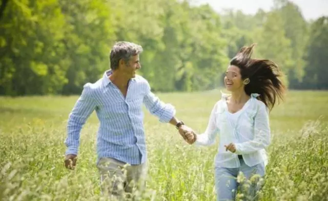 出差兩個月給婆婆八千元,看到母親吃的飯後,我打婆婆一巴掌離婚